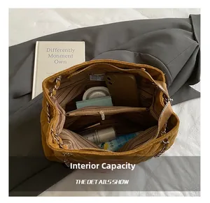 Vue macro de la capacité interne montrant la doublure brune et le rangement des essentiels