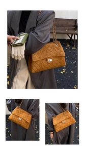 Détails du sac matelassé en daim caramel montrant la chaîne en métal et le fermoir carré