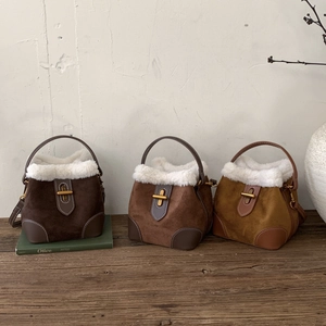 Vue détaillée de sacs seaux en daim d'hiver avec bordure en fausse fourrure bicolore