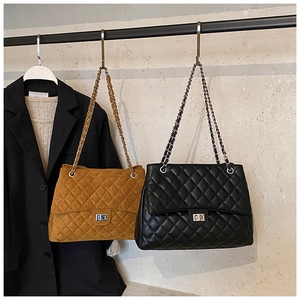 Détails de sacs à motif losanges matelassés avec fermoirs rotatifs et chaînes dorées