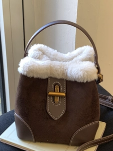 Sac Bandoulière Rétro Pour Femmes Avec Bordure en Fourrure Synthétique Sac Seau en Cuir PU Patchwork Hiver Cadeau