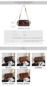 Détail du sac vintage montrant la boucle métallique CP et la finition en cuir PU texturé