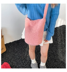 Gros plan détaillé d'un sac cabas rose en peluche montrant sa texture douce en laine