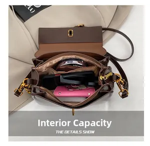Vue de dessus de l'intérieur d'un sac en cuir marron avec compartiments pour accessoires