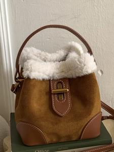 Sac seau en daim marron avec bordure en mouton blanc et poignées en cuir vintage