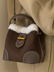 Sac à main d'hiver en daim marron avec fausse fourrure blanche et fermoir doré