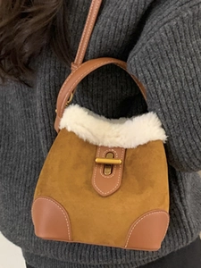 Sac bandoulière en daim marron avec bordure en fausse fourrure blanche et fermoir doré