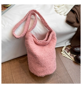 Détail du sac seau rose en texture peluche avec bandoulière, idéal pour une ambiance d'hiver