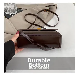 Détails du fond résistant à l'usure et des coutures du sac en cuir marron chocolat