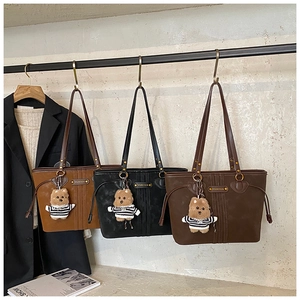 Trois sacs cabas en cuir mat marron et noir avec pendentif chien mignon décoratif