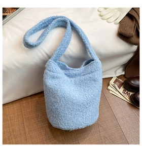 Vue détaillée du sac cabas bleu ciel en peluche avec texture laineuse et large bandoulière