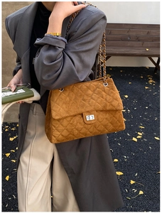 Sac bandoulière en daim matelassé marron avec fermoir argenté en décor urbain automnal