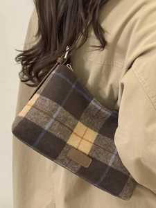 Classic plaid shoulder bag in wool-like fabric with fashion leather label for autumn winter