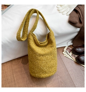 Détail du sac cabas teddy jaune moutarde avec tissu bouclé texturé et large bandoulière