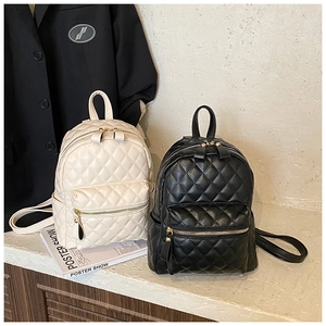 Détails des mini sacs à dos matelassés en noir et beige avec couture en losange chic