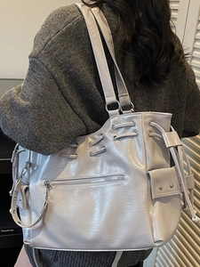 Minimalistische lichtgrijze grote tote bag met trekkoord en glanzende lederen textuur
