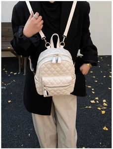 Vue détaillée du mini sac à dos blanc matelassé avec des ferrures dorées élégantes