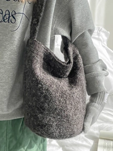 Sac fourre-tout en tweed gris pour femmes avec accents floraux et large bandoulière