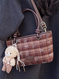 Sac cabas à carreaux marron avec imprimé ours et breloque peluche sur manteau