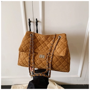 Vue détaillée du sac bandoulière marron en daim matelassé avec chaîne argentée et fermoir