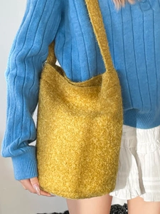 Sac cabas chic en peluche jaune moutarde pour femme avec texture douce et design minimaliste