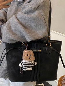 Sac fourre-tout noir rétro en daim doux avec cordon de serrage et breloque ours
