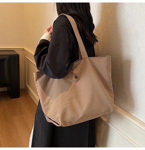 Détail du sac cabas kaki montrant la texture mate et le fermoir magnétique pour le quotidien