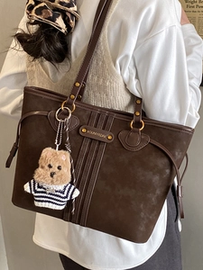 Sac fourre-tout vintage en cuir marron avec pendentif en peluche et logo en métal