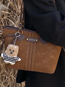 Sac fourre-tout rétro en daim marron avec logo en métal et breloque en peluche