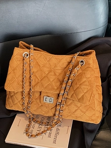 Sac fourre-tout matelassé marron avec bandoulière chaîne et texture daim sur livre
