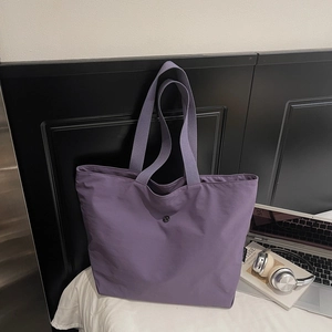 Sac fourre-tout minimaliste violet pour l'hiver avec poignées en ruban et fermeture à bouton