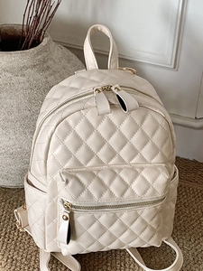 Sac à dos beige minimaliste pour femmes avec matelassage en losanges et fermetures éclair dorées