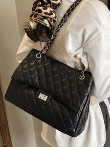 Grand sac cabas noir matelassé avec chaîne argentée et foulard léopard pour femme