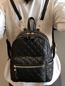 Mini sac à dos noir matelassé en similicuir avec fermetures éclair dorées et sangle réglable
