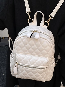Petit sac à dos matelassé beige pour femme avec motif en losange et détails dorés chic