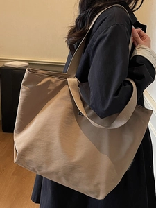 Sac fourre-tout paresseux en nylon kaki pour femmes avec bandoulière et logo en métal