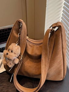 Grand Sac Fourre-Tout Minimaliste Urbain pour Femmes en Cuir PU Couleur Unie Patchwork Sac à Épaule Avec Pendentif en Peluche