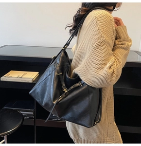 Détail du grand sac cabas vintage noir avec finitions dorées et texture en cuir synthétique