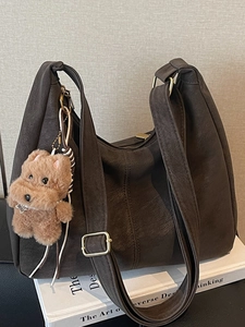 Grand sac hobo marron minimaliste avec bandoulière réglable et breloque chien peluche