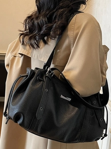 Vintage black lychee leather tote bag with drawstring detail for women, 2025 autumn style