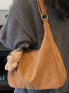 Grand sac hobo marron rétro avec breloque ours en peluche pour un look automne cosy