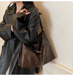 Détail du grand sac cabas vintage marron foncé montrant la texture du cuir mat et boucle