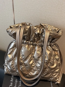 Quilted Puffer Shoulder Bag Women Metallic Glossy Drawstring Bucket Bag Soft Padded PU Tote Bag Casual Chic Winter Bag