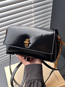 Sac à bandoulière carré noir en cuir ciré avec chaîne dorée et fermoir rotatif