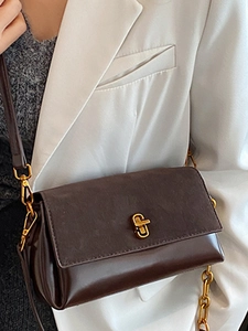 Sac bandoulière marron foncé pour femme avec textures mates et brillantes élégantes