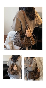 Détail du grand sac cabas imprimé léopard avec bandoulières en cuir et charm ours mignon