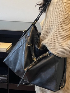 Grand sac cabas minimaliste en similicuir noir avec bandoulières et boucles dorées