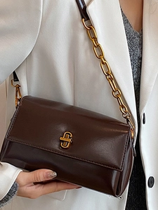 Sac carré chic marron foncé avec bandoulière chaîne dorée et fermoir métallique tournant