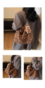 Détail du sac cabas léopard avec anses en cuir marron et pendentif ours peluche