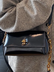 Sac à épaule carré en cuir verni noir brillant avec chaîne dorée et fermoir pivotant
